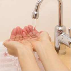 秋津壽男“どっち？”の健康学「洗顔は水ですべき？お湯ですべき？男性は女性以上に敏感な肌の持ち主」
